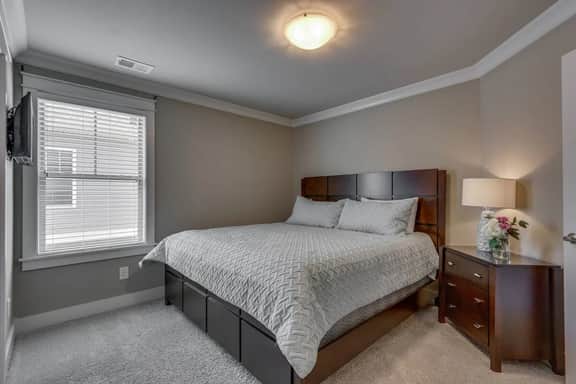 Elegant 4 King Belmont Retreat with 2 Living Rooms | Walk to Belmont and Vanderbilt | Near 12th South, Music Row & The Gulch | 2 miles to Broadway | Large Dining Table, Smart TVs, Parking, 24 Hr Hospitality - Image 4