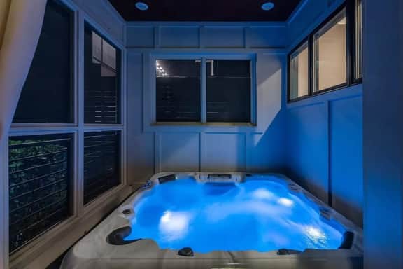 The Alistair House, Rooftop View, Hot Tub & Garage, Close To Downtown, Less than 10 Mins to 5 Points, Broadway Nissan Stadium, 3 Spacious Suites, Workspace, Garage Spaces and Ample Parking, 24 Hr Hospitality - Image 2