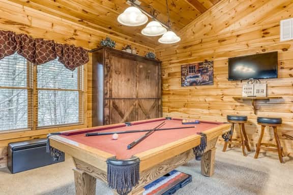 Rustic Cabin with Hot Tub, Large Deck & Game Room Two King Suites and Loft Game Room Bunks, 10 Mins to Gatlinburg, 20 Mins to Pigeon Forge Great for Families, 24 Hr Hospitality, Dog Friendly - Image 3