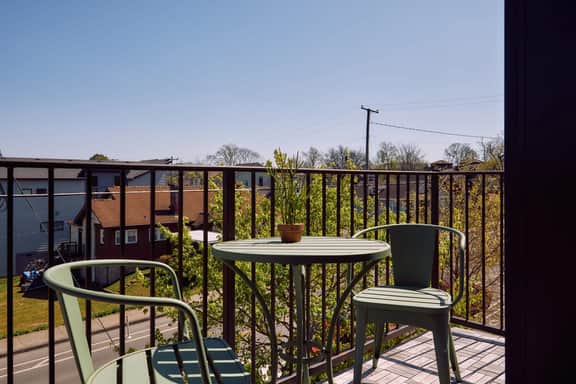 Light Filled Corner Penthouse In 12 South, Parking | Shared Courtyard, Near Coffee And Eateries - Image 4