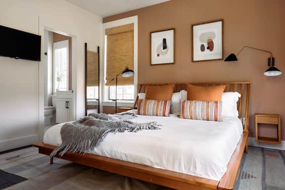 Light Filled Corner Penthouse In 12 South, Parking | Shared Courtyard, Near Coffee And Eateries - Image 2
