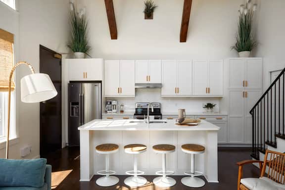 Light Filled Corner Penthouse In 12 South, Parking | Shared Courtyard, Near Coffee And Eateries - Image 3
