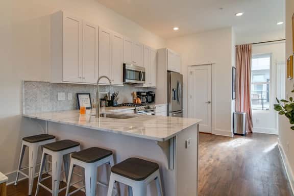 Luxury Hillsboro Village Rooftop Retreat, Sleep 12 w/ Chef’s Kitchen, Smart TVs & Garage, Walk to Vanderbilt, Pancake Pantry & Boutique Shopping, Minutes to Broadway, 12 South & The Parthenon, 24/7 Hospitality - Image 5