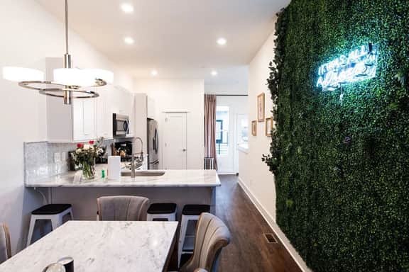 Luxury Hillsboro Village Rooftop Retreat, Sleep 12 w/ Chef’s Kitchen, Smart TVs & Garage, Walk to Vanderbilt, Pancake Pantry & Boutique Shopping, Minutes to Broadway, 12 South & The Parthenon, 24/7 Hospitality - Image 4