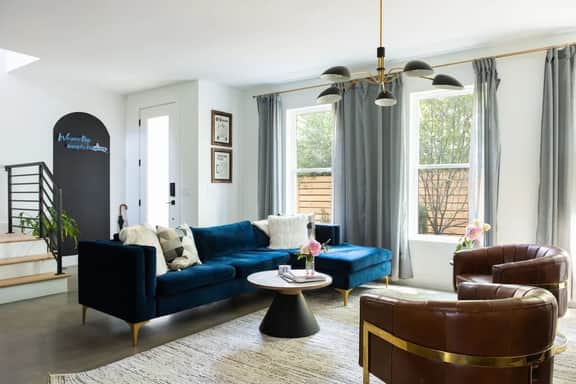 6 Bed with En Suite Baths, Host Up to 20, Rooftops, Parking, Gourmet Kitchens, Cozy Living Spaces, Skyline Views & Fire Table, Near Downtown, Distilleries & Marathon Village, High-Speed Wi-Fi, 24/7 Hospitality - Image 2