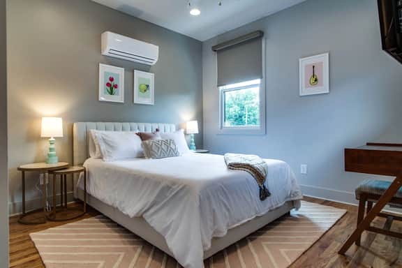 Modern East Nashville Gem, Walk to Local Favorites | Cozy Den, Workspace & Smart TVs | Fully Equipped Kitchen, Garage & Fast WiFi | Near Mas Tacos, Rosepepper & Five Points | 10 Min to Broadway & Nissan Stadium | 24 Hr Hospitality - Image 3