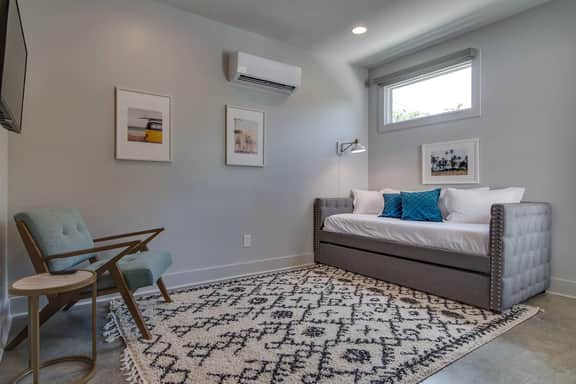 Modern East Nashville Gem, Walk to Local Favorites | Cozy Den, Workspace & Smart TVs | Fully Equipped Kitchen, Garage & Fast WiFi | Near Mas Tacos, Rosepepper & Five Points | 10 Min to Broadway & Nissan Stadium | 24 Hr Hospitality - Image 4