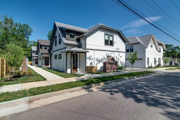 Charming East Nash Retreat, Walk to Dining Faves  | Cozy Den, Workspace & Smart TVs | Plush Velvet Sofa, Full Kitchen & Garage | Near Mas Tacos & Five Points, 10 Min to Broadway | 24 Hr Hospitality - Image 5