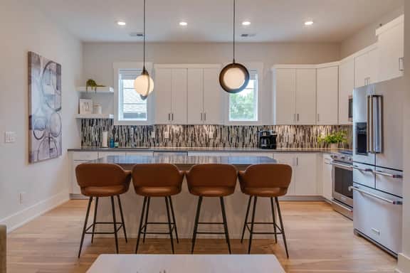 Monthly West End Retreat In Elevator Building | 3 King Beds, Patio, Spacious Long Term Listing, Sleeping Space for Guests, Perfect for Vanderbilt Students, Walk to Campus, 24 Hr Hospitality - Image 3