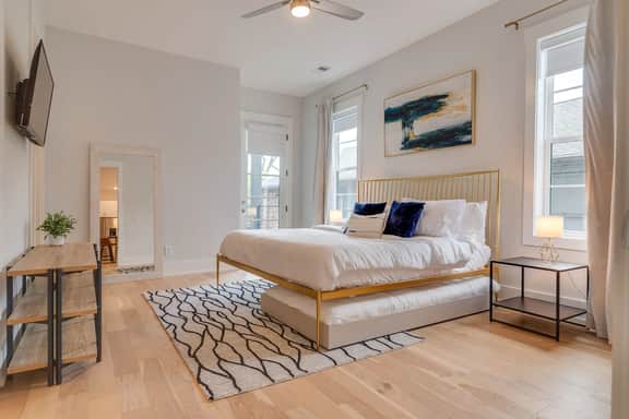 Monthly West End Retreat In Elevator Building | 3 King Beds, Patio, Spacious Long Term Listing, Sleeping Space for Guests, Perfect for Vanderbilt Students, Walk to Campus, 24 Hr Hospitality - Image 4