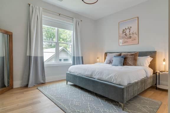 Monthly West End Retreat In Elevator Building | 3 King Beds, Patio, Spacious Long Term Listing, Sleeping Space for Guests, Perfect for Vanderbilt Students, Walk to Campus, 24 Hr Hospitality - Image 2