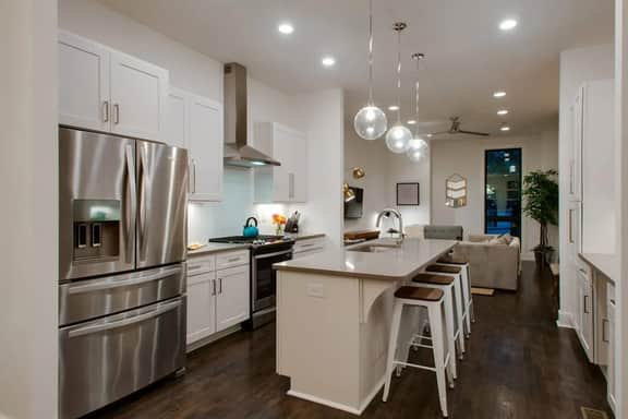 Modern 3BR with Garage, Rooftop, Hot Neighborhood 10 Mins to Broadway, 24 Hour Hospitality Team, Perfect for Groups - Image 3