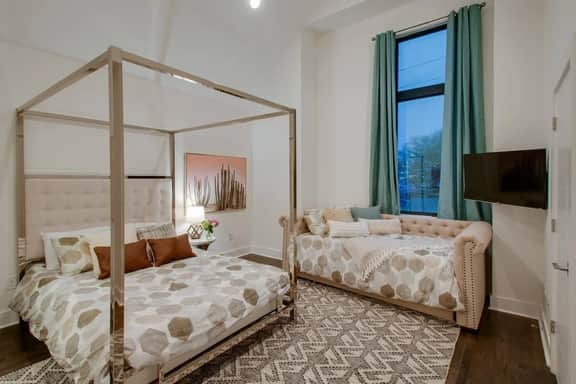Modern 3BR with Garage, Rooftop, Hot Neighborhood 10 Mins to Broadway, 24 Hour Hospitality Team, Perfect for Groups - Image 2