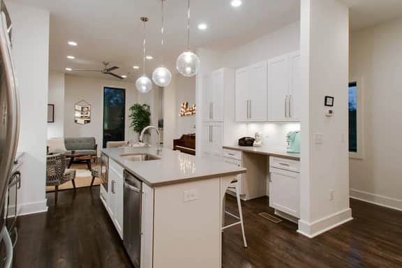 Modern 3BR with Garage, Rooftop, Hot Neighborhood 10 Mins to Broadway, 24 Hour Hospitality Team, Perfect for Groups - Image 5