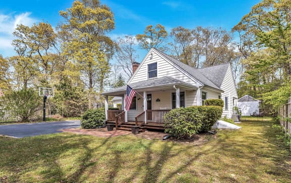 Jenkins Pond Beach Access, Basketball Hoop & Grill | Bright Cape Cod Retreat near Jenkins Pond in Falmouth. Parking, Modern Retreat with Outdoor Space, 24 Hour Hospitality - Image 1