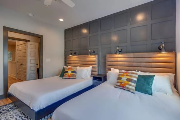 Sleep 20 in 2 Side-by-Side East Nashville Homes   |    Smart TVs, Workspaces And Fast WiFi, 2 Garages And Full Kitchens, Walk to Mas Tacos, 10 Min To Broadway, 24 Hr Hospitality - Image 1