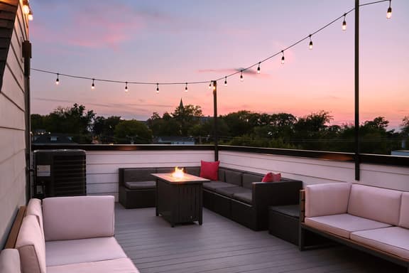 Stylish 3-Bed Retreat, Rooftop, Parking, Sleeps 10  |  Ensuite Baths, Bunk Room, Gourmet Kitchen, Cozy Living Space, Rooftop Views & Fire Table, Near Downtown, Distilleries & Marathon Village, 24 Hr Hospitality - Image 1