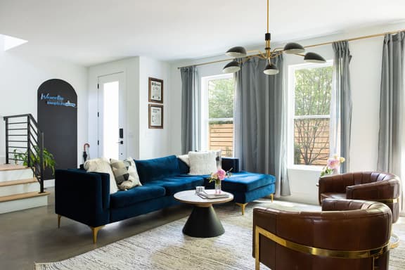 Gated Luxe Home with Rooftop, Bunk Room, & Parking | Sleeps 10 with King Suite, Queen Rooms & Custom Bunks, Chef’s Kitchen w/ Wine Fridge, Rooftop Patio, Dog Friendly, Dedicated Parking, Mins from Downtown and Broadway, 24 Hour Hospitality - Image 1