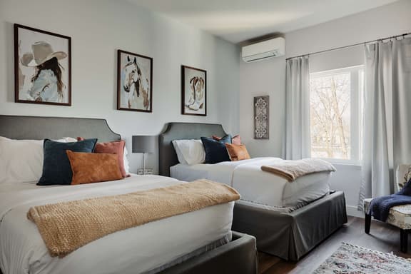 Rooftop, Karaoke & Game Garage In East Nashville    |     10 Min to Nissan Stadium, Garage, Ping Pong, Karaoke, Axe Throwing, Shuffleboard, 10 Mins to Broadway, 5 Mins to Five Points, Perfect for Bachelors or Bachelorettes, 24 Hr Hospitality - Image 1