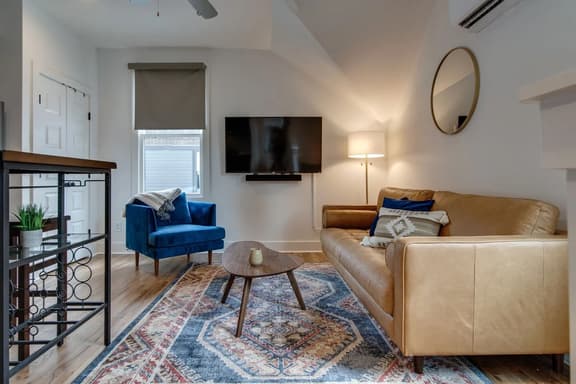 Stylish East Nash Townhouse, Walk to Favorite Eats | Cozy Den, Workspace, Smart TVs & Fast WiFi | Full Kitchen, Garage & 24 Hr Hospitality | Near Mas Tacos, Rosepepper & Five Points | 10 Min to Broadway - Image 1