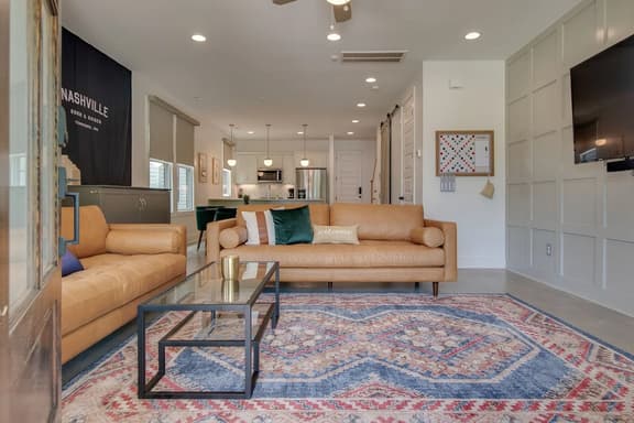 East Nashville, Flexible Group Layout, 2 CarGarage | 2 Car Garage, Smart TVs in Every Room, Near Five Points, The Gulch And 10 min to Broadway, 24 Hr Hospitality - Image 1
