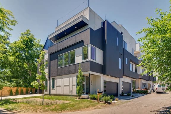 Stylish 4Bed Retreat with Rooftop, Garage, Peloton  |  Sleeps 12, Fire Table, Gourmet Kitchen, Cozy Living Space, Dedicated Parking, Near Distilleries, Marathon Village & Nightlife, Chic Skyline Views, 24 Hour Hospitality - Image 1
