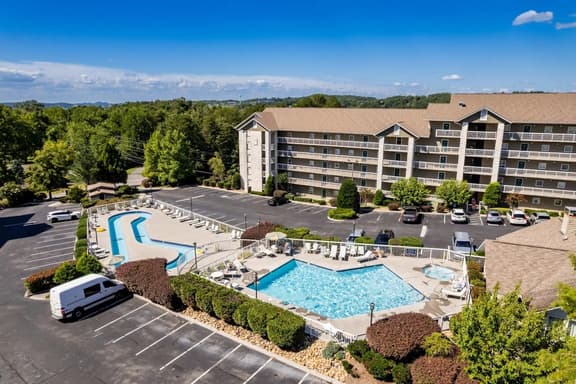 Condo for 6, Outdoor Pool+Lazy River, Gym, Patio |  1 Block to Parkway , Seasonal Outdoor Pool with Lazy River, Near Dollywood & Smoky Mountains, 24/7 Hospitality, Cozy Living Space - Image 1