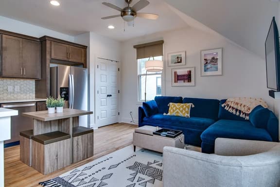 Modern East Nashville Retreat, Walk to Local Faves | Cozy Living Space, Smart TVs & Fast WiFi | Full Kitchen, Garage & Workspace | Steps to Mas Tacos & Rosepepper | 10 Min to Broadway & Nissan Stadium | 24 Hr Hospitality - Image 1