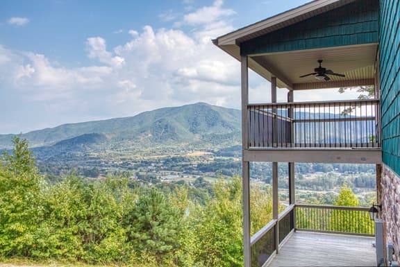 Mountain Views for 14, Hot Tub, Game Room, Theater  |  Community Pool, Peaceful Wears Valley Home, 30 Mins to Dollywood and Gatlinburg, 24 Hr Hospitality - Image 1