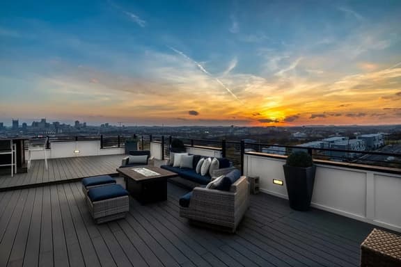 The Alistair House, Rooftop View, Hot Tub & Garage, Close To Downtown, Less than 10 Mins to 5 Points, Broadway Nissan Stadium, 3 Spacious Suites, Workspace, Garage Spaces and Ample Parking, 24 Hr Hospitality - Image 1