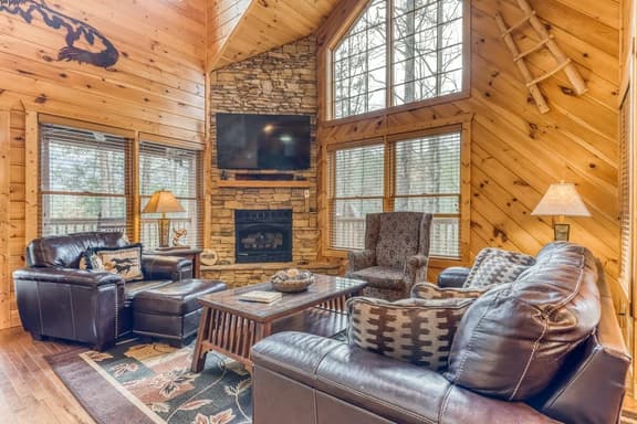 Rustic Cabin with Hot Tub, Large Deck & Game Room Two King Suites and Loft Game Room Bunks, 10 Mins to Gatlinburg, 20 Mins to Pigeon Forge Great for Families, 24 Hr Hospitality, Dog Friendly - Image 1