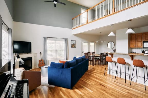 Walk to Vanderbilt | Screened Porch + Park 4 Cars  |  Workspace | Walk to Hillsboro Village, Fido & Pancake Pantry | Minutes to Music Row, 12 South & Broadway | Perfect for Families, Friends & University Visits - Image 1
