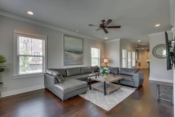 Spacious 4 King Room Belmont Home, 2 Living Rooms | Walk to Belmont & Vanderbilt | Large Dining Table, Smart TVs, Parking, 24 Hr Hospitality | Near Music Row & The Gulch | 2 miles to Broadway - Image 1