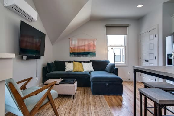 Modern East Nashville Gem, Walk to Local Favorites | Cozy Den, Workspace & Smart TVs | Fully Equipped Kitchen, Garage & Fast WiFi | Near Mas Tacos, Rosepepper & Five Points | 10 Min to Broadway & Nissan Stadium | 24 Hr Hospitality - Image 1