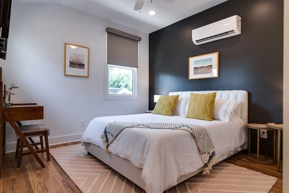 Charming East Nash Retreat, Walk to Dining Faves  | Cozy Den, Workspace & Smart TVs | Plush Velvet Sofa, Full Kitchen & Garage | Near Mas Tacos & Five Points, 10 Min to Broadway | 24 Hr Hospitality - Image 1