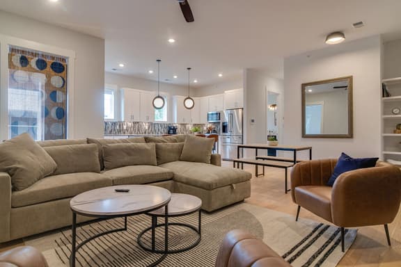 Monthly West End Retreat In Elevator Building | 3 King Beds, Patio, Spacious Long Term Listing, Sleeping Space for Guests, Perfect for Vanderbilt Students, Walk to Campus, 24 Hr Hospitality - Image 1