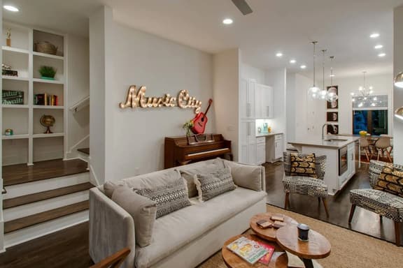 Modern 3BR with Garage, Rooftop, Hot Neighborhood 10 Mins to Broadway, 24 Hour Hospitality Team, Perfect for Groups - Image 1